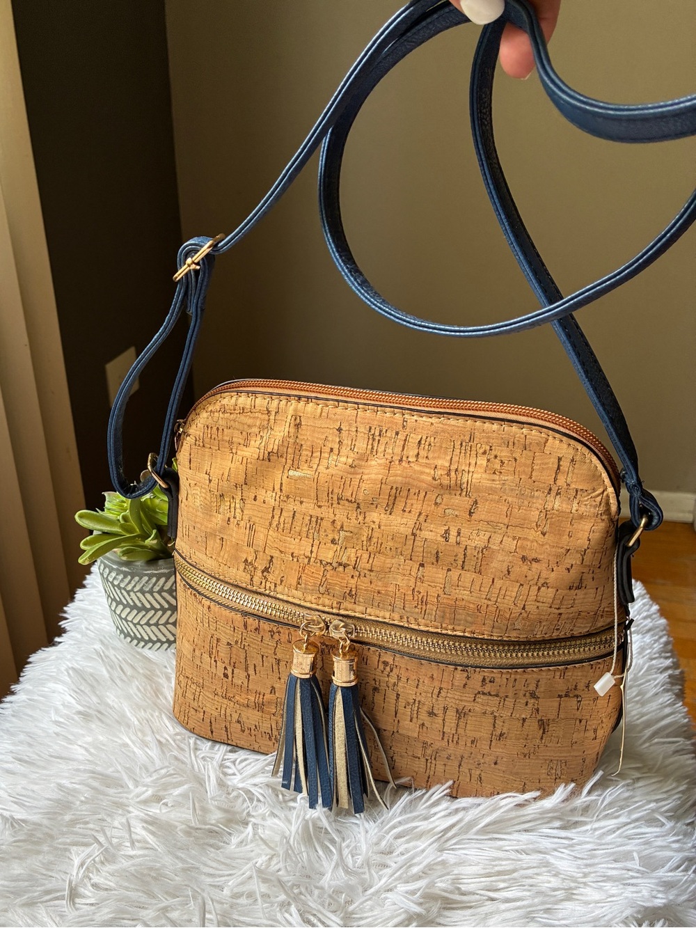 Natural Cork Tassel Crossbody Bag with Zip Pocket 💙 - Picture 2 of 9
